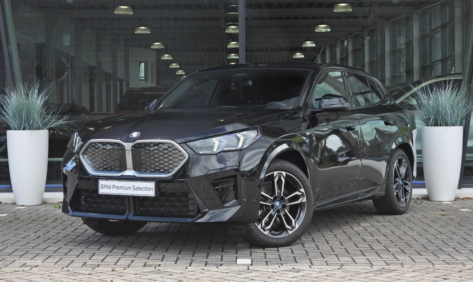 BMW iX2 - xDrive30 M Sport / Comfort Access / Sportstoelen / Stoelverwarming / Adaptieve LED / Head- - AutoWereld.nl