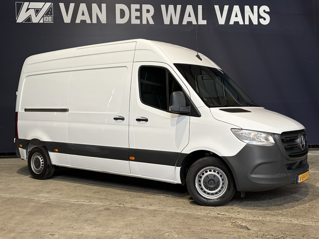 Mercedes-Benz Sprinter - 211 CDI L2H2 Euro6 Airco | Camera | Trekhaak Bijrijdersbank - AutoWereld.nl