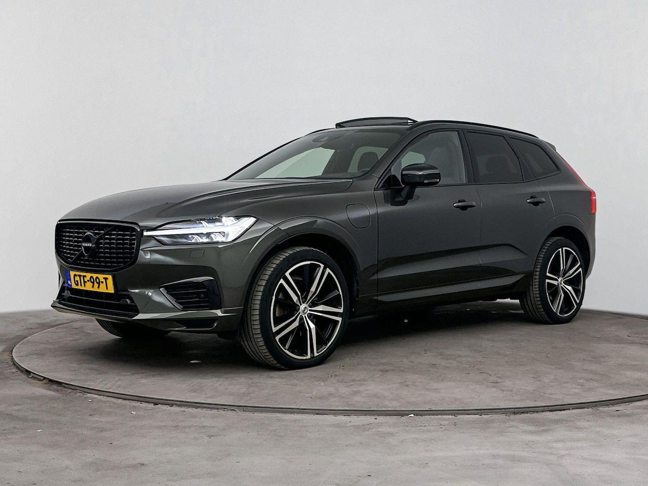 Volvo XC60 - 2.0 Recharge T8 AWD INSCRIPTION | UNIEKE CHIQUE KLEUR GROEN | OPEN DAK | HALF LEDER |  NAV - AutoWereld.nl