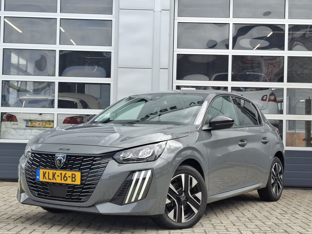 Peugeot 208 - 1.2 Hybrid 110 e-DCS6 Allure | Android/Apple Carplay | LM Velgen 16" | Cruise Control | Ku - AutoWereld.nl
