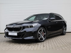 BMW i5 Touring - eDrive40 M Sport / Trekhaak / Panoramadak / Comfort Access / Achteruitrijcamera / Adaptiev