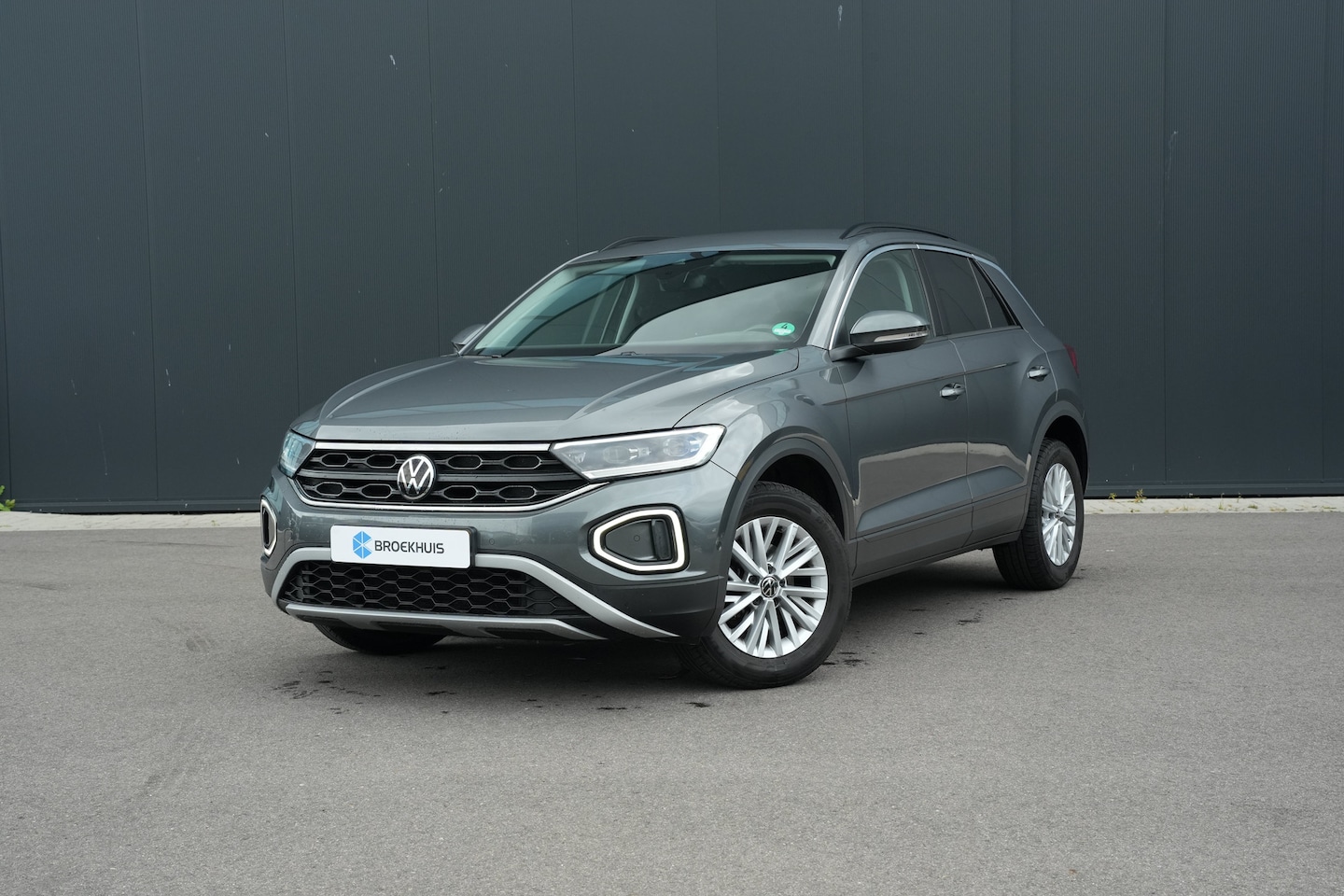 Volkswagen T-Roc - 1.0 TSI 110pk Life | Trekhaak | Camera | Adaptive Cruise | Carplay | Keyless Entry & Start - AutoWereld.nl