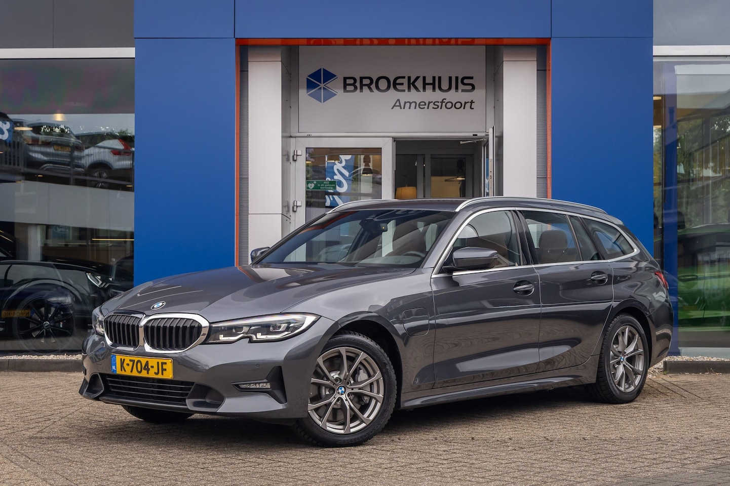 BMW 3-serie Touring - 330e eDrive Edition | leder | Stoelverwarming | Digitaal dashboard | Navigatie | Keyless | - AutoWereld.nl