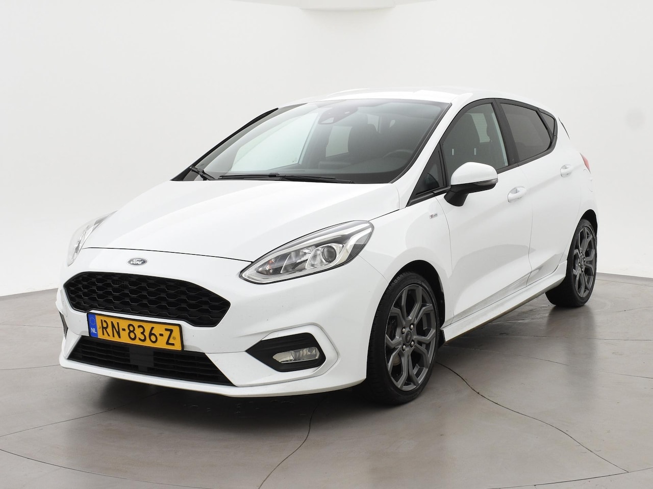 Ford Fiesta - 1.0 E.B. ST-LINE + CARPLAY | DAB | 17 INCH | NAVIGATIE | VOORRUITVERWARMING - AutoWereld.nl