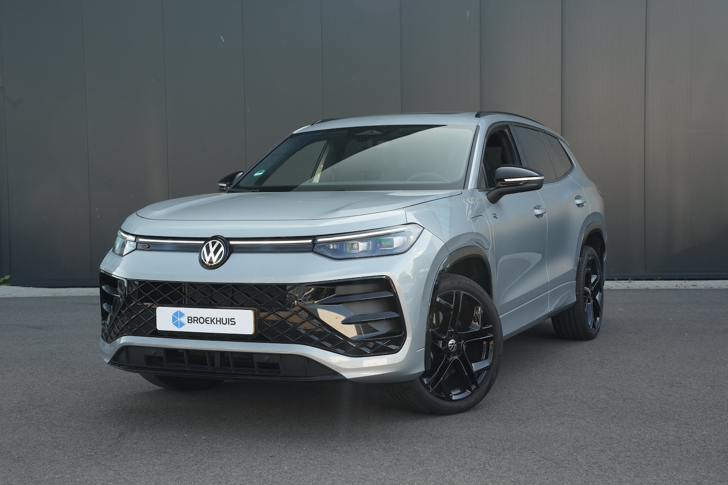 Volkswagen Tayron - 1.5 eHybrid R-Line Edition | Trekhaak | Camera | Panoramadak | - AutoWereld.nl
