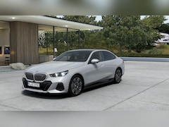 BMW i5 - eDrive40 M Sport / Panoramadak / Trekhaak / Comfortstoelen / Stuurverwarming / Parking Ass
