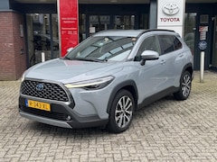 Toyota Corolla Cross - 2.0 HYBRID FIRST EDITION BLIND-SPOT ELEK-ACHTERKLEP KEYLESS LM-VELGEN PARK-SENSOREN APPLE/