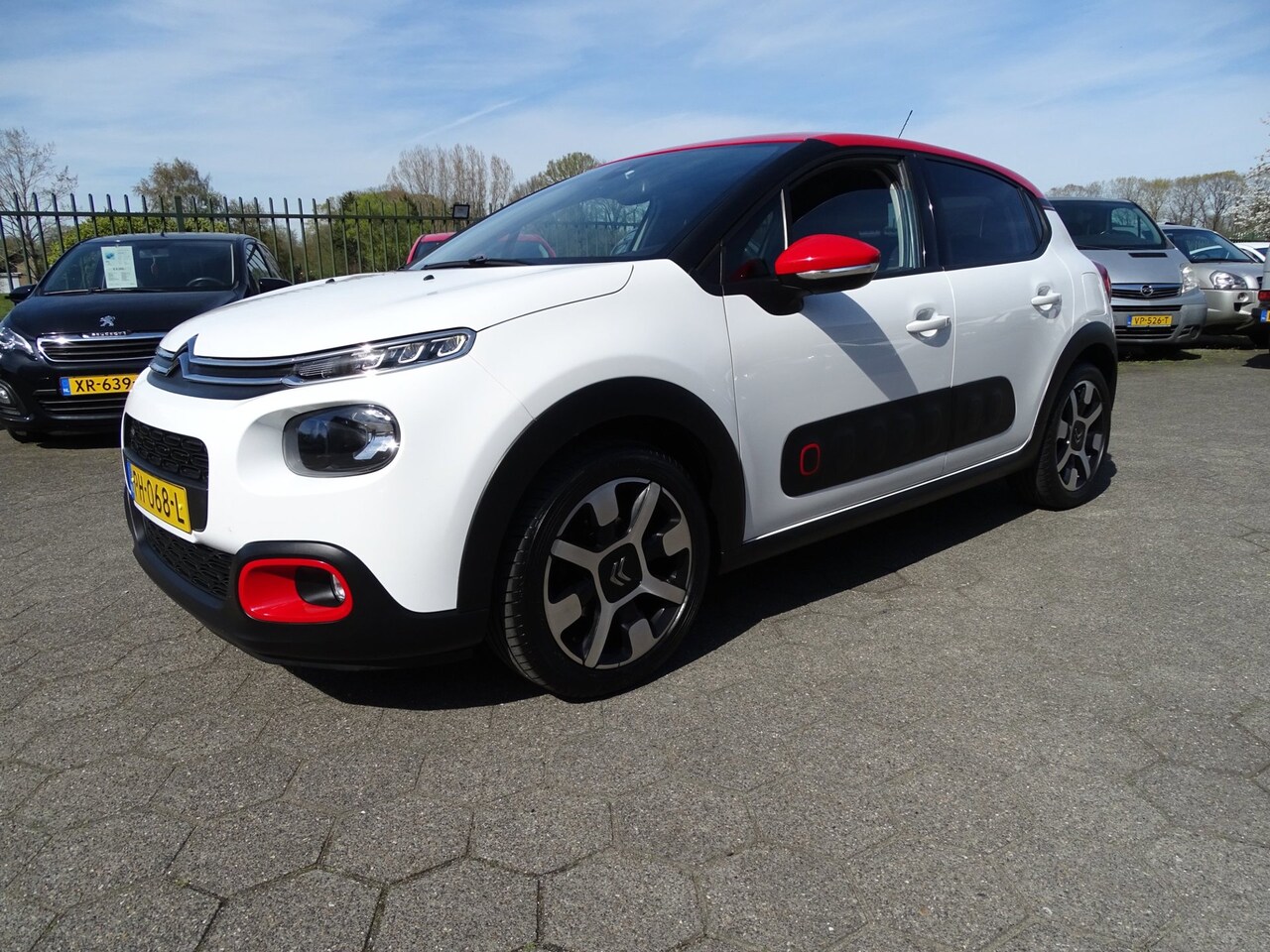 Citroën C3 - 1.2 PureTech Shine AIRCO/NAV/CRUISE/CAMERA/5 DEURS - AutoWereld.nl