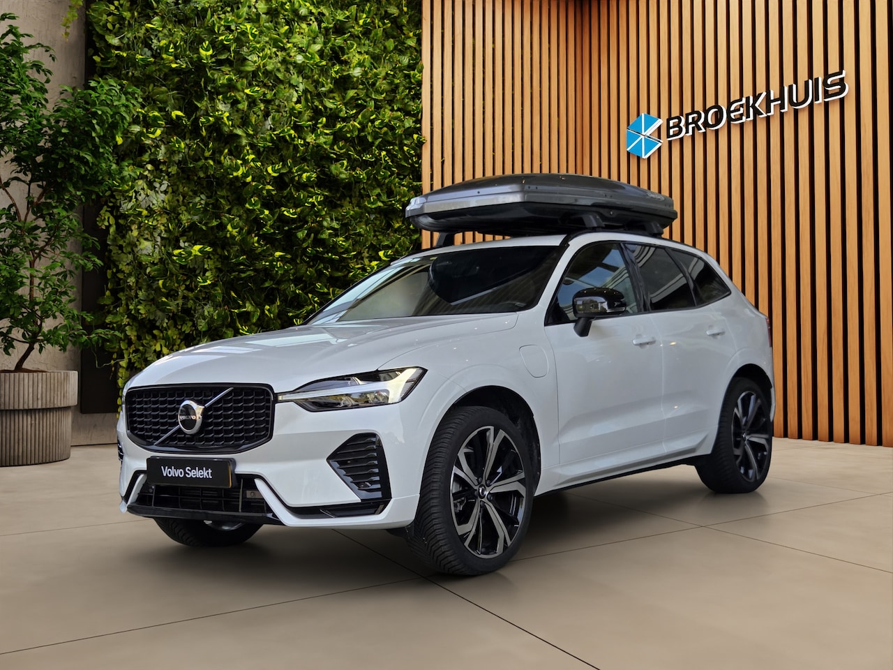 Volvo XC60 - 2.0 T6 Plug-in hybrid AWD Plus Dark | Trekhaak | Camera | Panoramadak | Memory | Pilot Ass - AutoWereld.nl