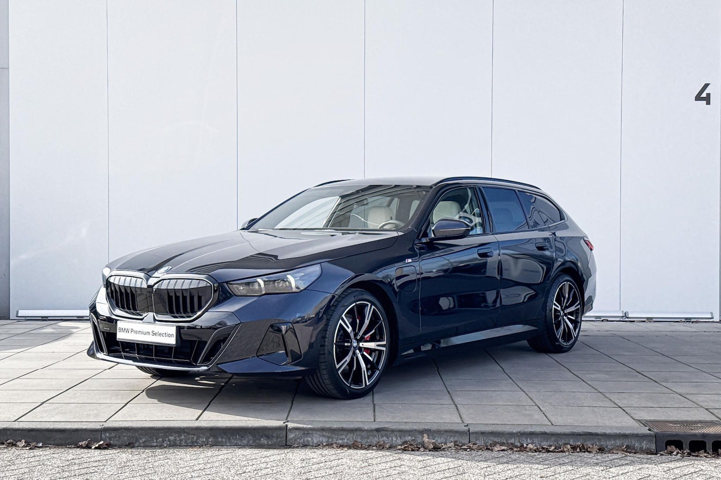 BMW 5-serie Touring - 550e xDrive / Driving Assistant Professional / Glazen Panoramadak / Harman-Kardon / Head-U - AutoWereld.nl