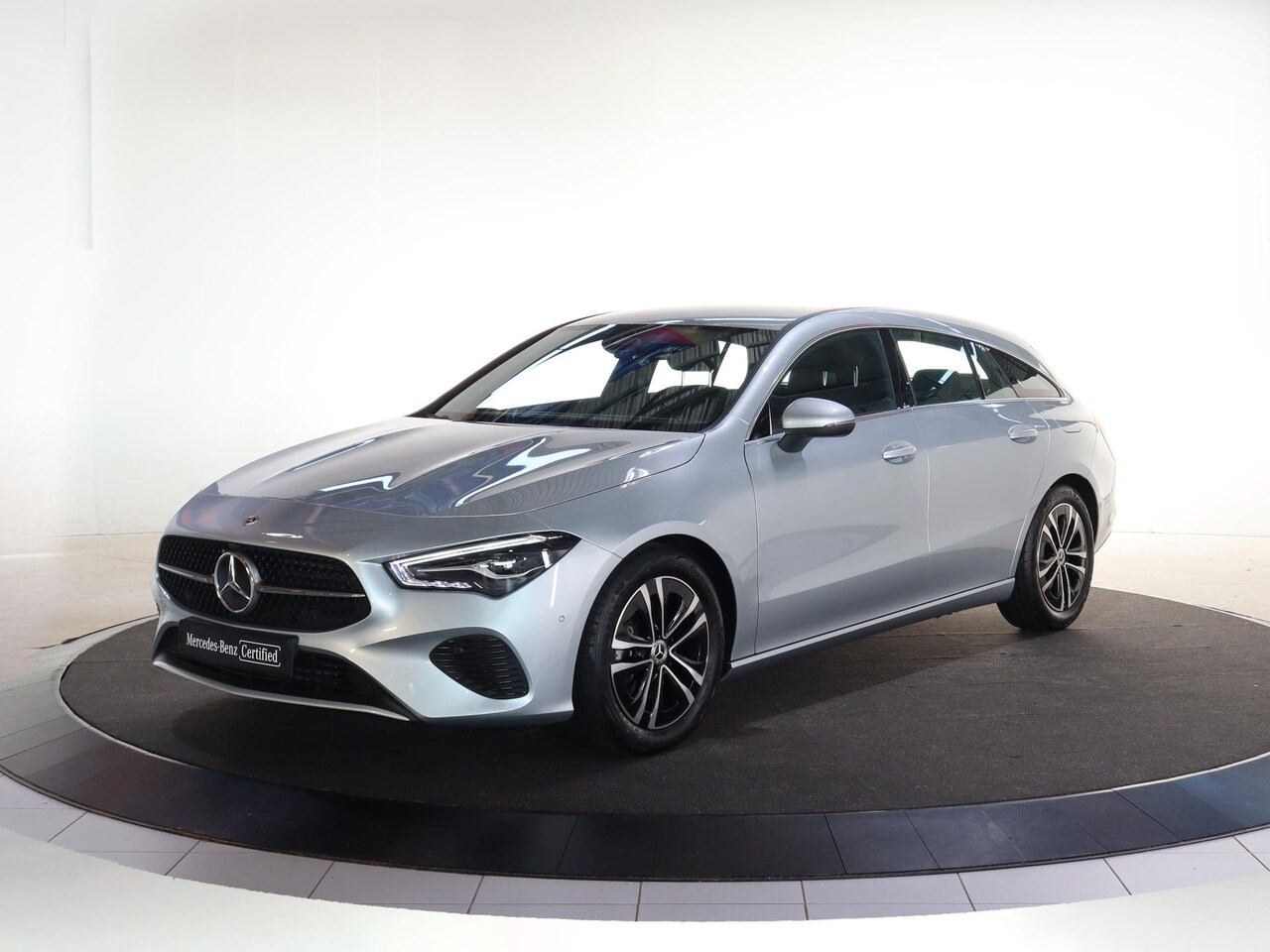 Mercedes-Benz CLA-klasse Shooting Brake - 180 Star Edition LIMITED | Voorstoelen verwarmd | Achteruitrijcamera | LED koplampen | - AutoWereld.nl