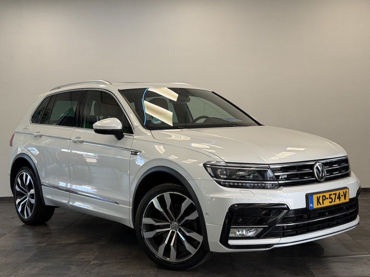 Volkswagen Tiguan - 2.0 TSI 4Motion Highline 360 Camera Virtual Cockpit Memory Pano Leder - AutoWereld.nl