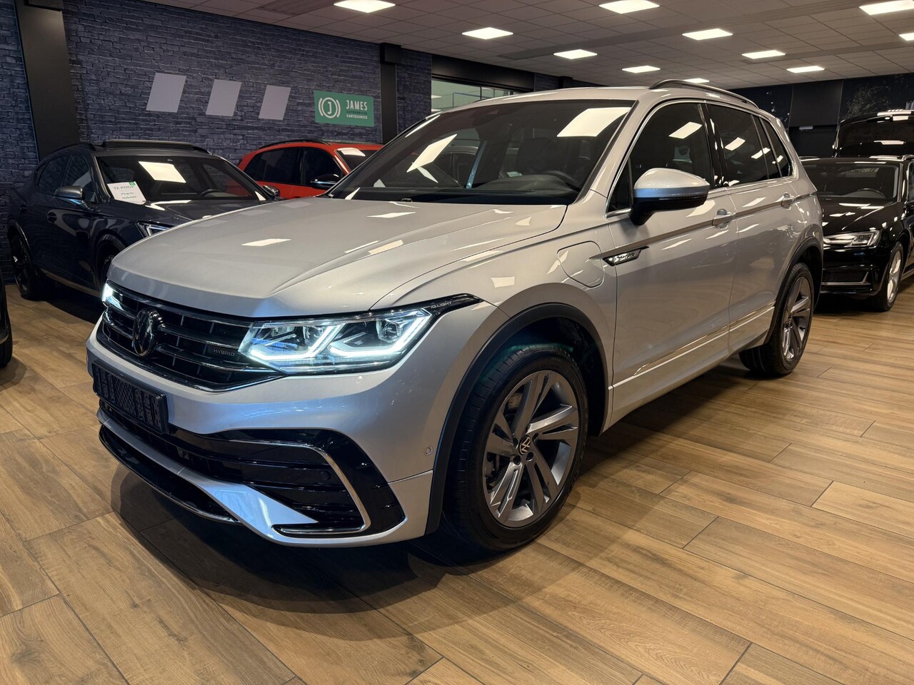 Volkswagen Tiguan - 1.4 TSI eHybrid R-Line Business+ |PHEV|NAVI|CarPlay|Elek.Achterklep|IQ Light| - AutoWereld.nl