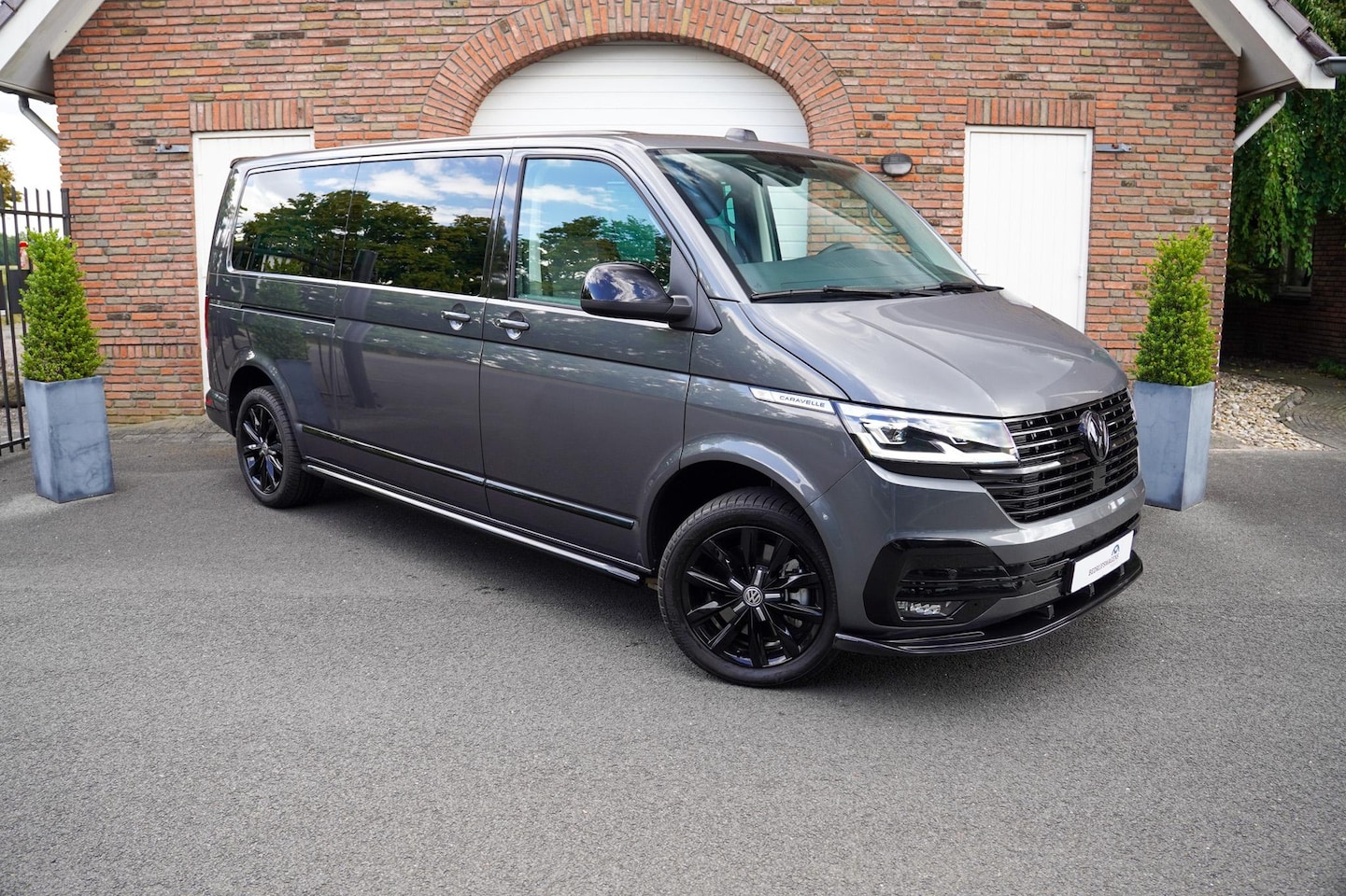 Volkswagen Transporter Caravelle - T6.1 204pk DSG Edition Dubbel Cabine 2x Elek. Schuifdeur, 18" LMV, Zwarte Grille, Lederen - AutoWereld.nl