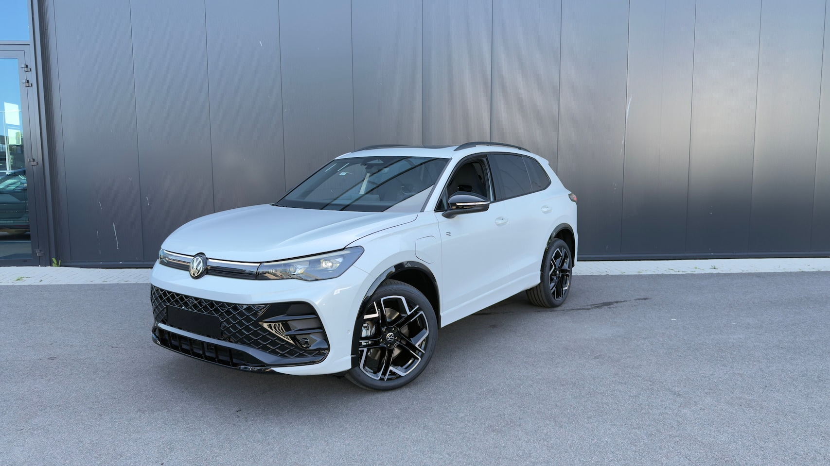 Volkswagen Tiguan - R-Line Edition - eHybrid | 'App-Connect' draadloze smartphone integratie | Automatische af - AutoWereld.nl