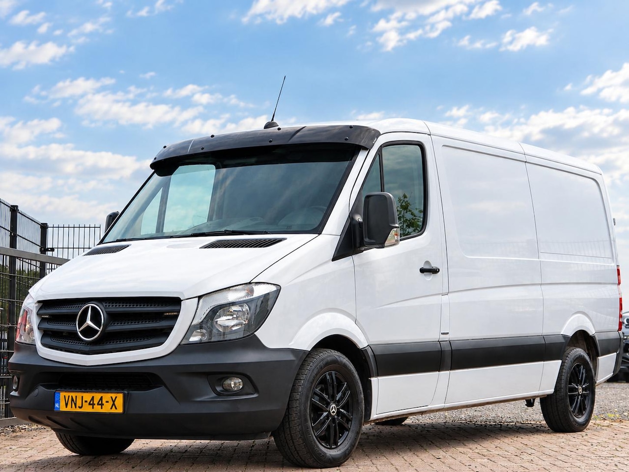 Mercedes-Benz Sprinter - 319 3.0 V6 BlueTEC L2H1 Euro 6, Stoelverwarming, Trekhaak, Camera, Apple Carplay/Android A - AutoWereld.nl