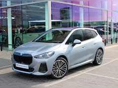 BMW 2-serie Active Tourer - 225e xDrive M Sport Automaat / Panoramadak / Trekhaak / Sportstoelen / Adaptieve LED / M A