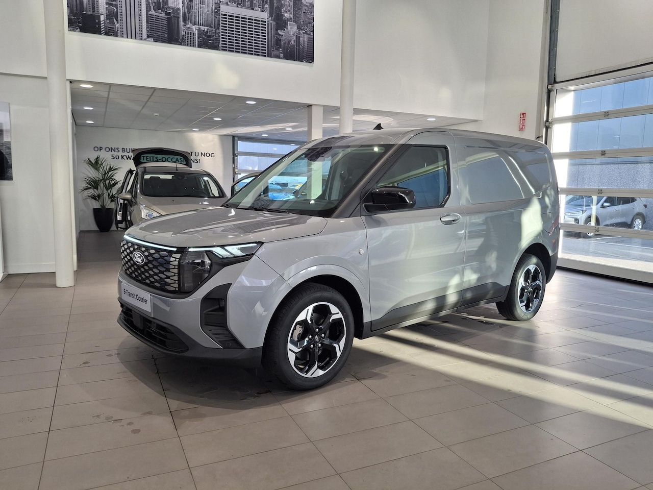 Ford Transit Courier - E-Transit Limited 44 kWh TE BESTELLEN ! | TREKHAAK | LAADVLOERBESCHERMING | LED LAADRUIMTE - AutoWereld.nl