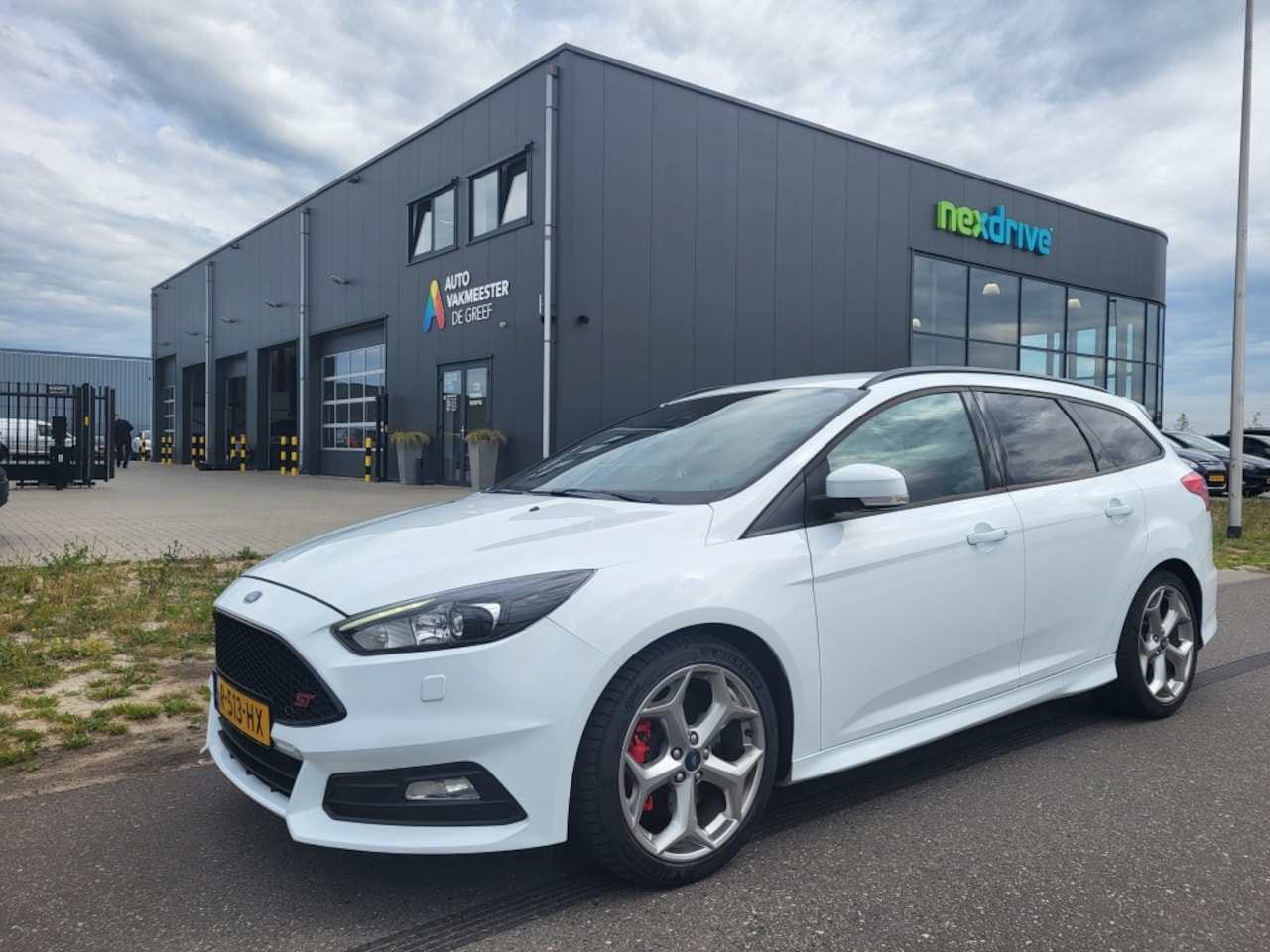 Ford Focus Wagon - 2.0 250 pk ST Bi-Xenon, 18'' wielen, Winterpack - AutoWereld.nl