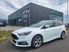 Ford Focus Wagon - 2.0 250 pk ST Bi-Xenon, 18'' wielen, Winterpack