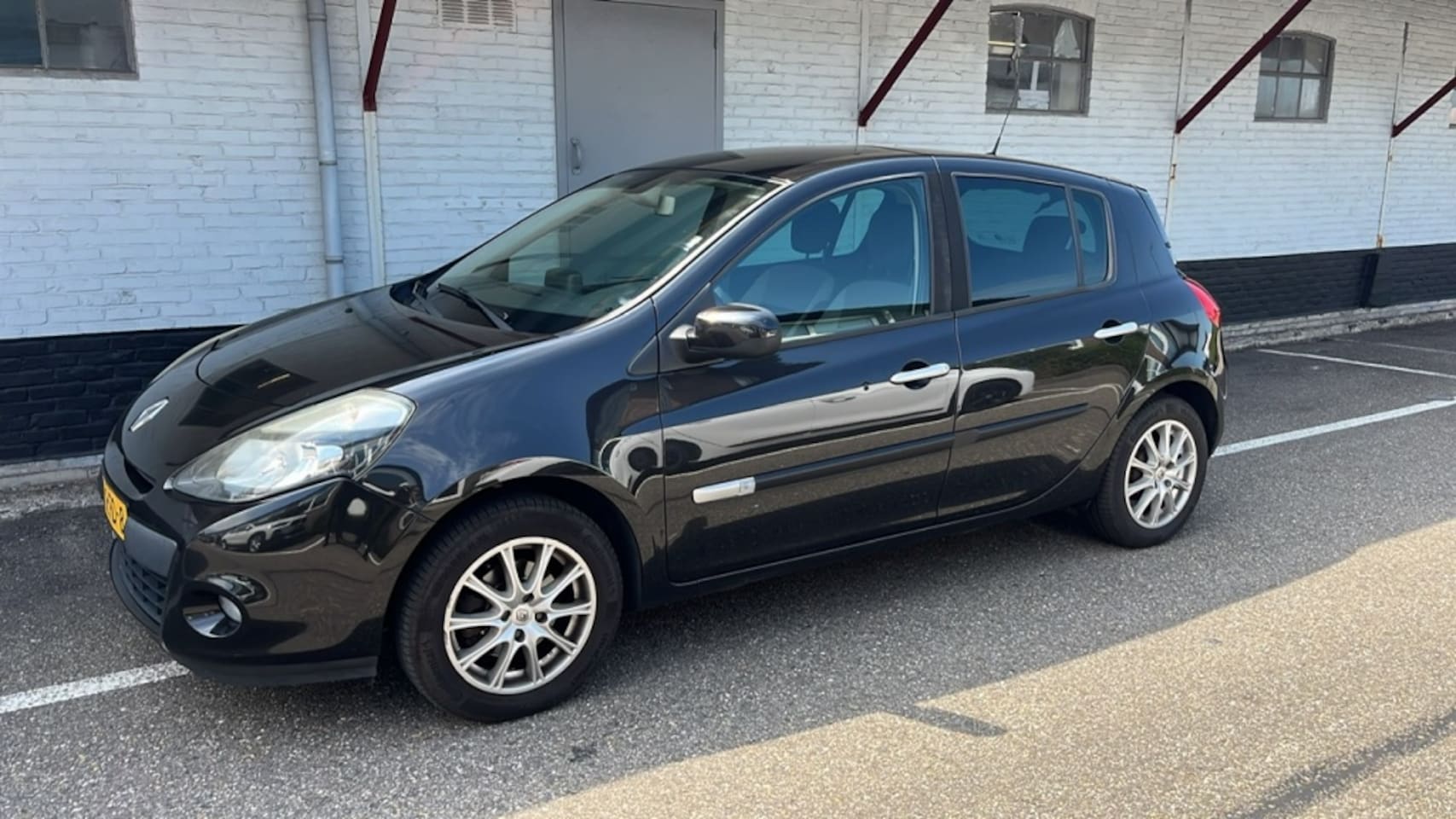 Renault Clio - 1.5 dCi Parisienne / CLIMA / NAVI - AutoWereld.nl