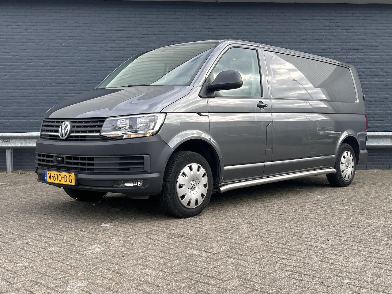 Volkswagen Transporter - 2.0 TDI L2H3 Comfortline | € 5.950,- NETTO! | Euro 6 | Bijrijdersbank | Airco | Cruise | P - AutoWereld.nl