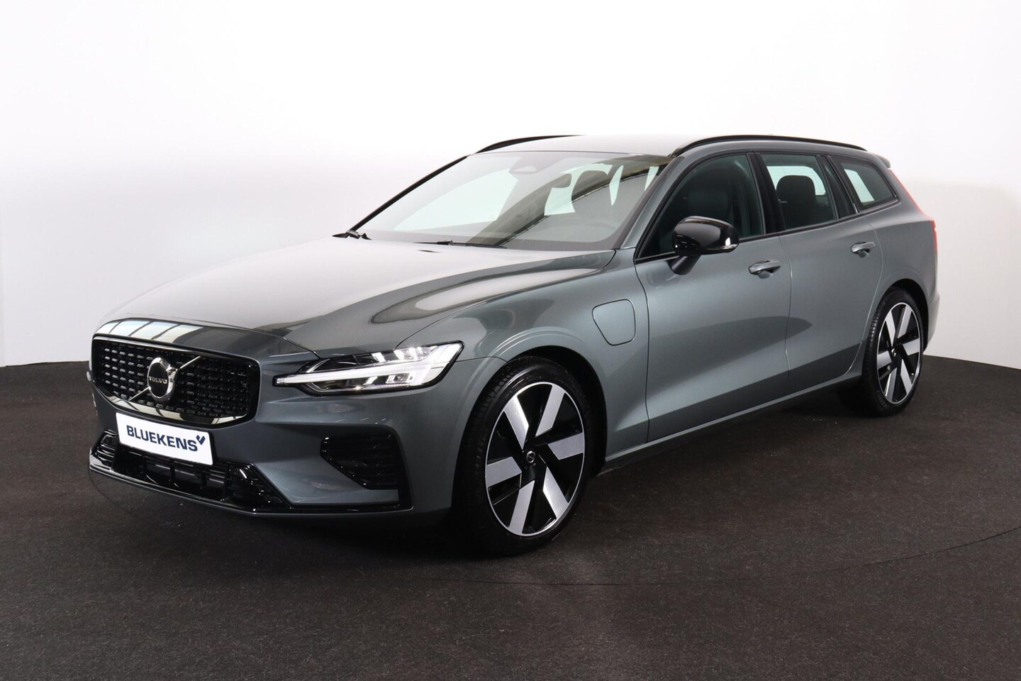 Volvo V60 - T6 Plug-in hybrid AWD Plus Dark - IntelliSafe Assist & Surround - Harman/Kardon audio - Co - AutoWereld.nl