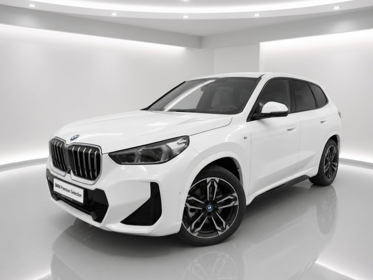 BMW iX1 - xDrive30 67 kWh | M-Sport | SOH 97,5% | Stoel/- stuurverwarming | Trekhaak | Driving Assis - AutoWereld.nl