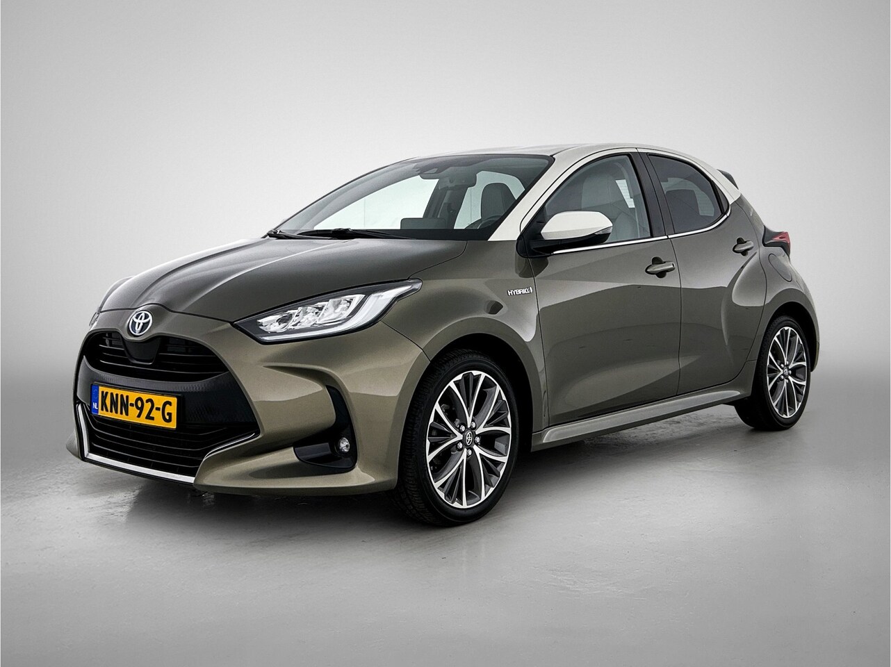 Toyota Yaris - 1.5 Hybrid Style + | Dealer onderhouden | Lichte kleur half lederen interieur | Stoelverwa - AutoWereld.nl