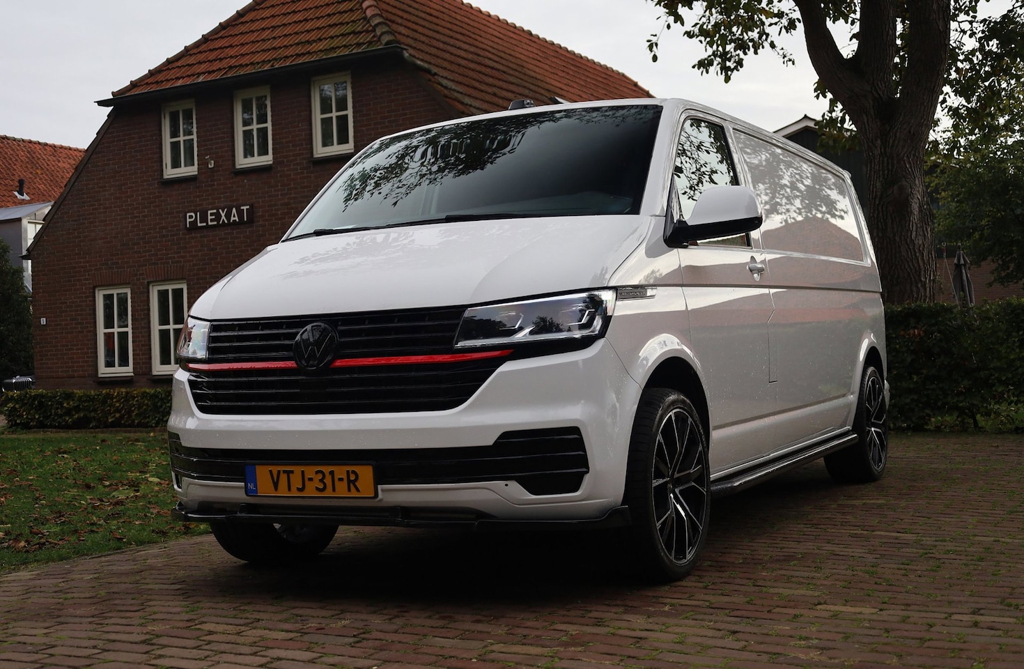 Volkswagen Transporter - 2.0 TDI L2H1 28 Comfortline Aut | 20 Inch | LED | Facelift | Splitter | Apple Carplay | Le - AutoWereld.nl