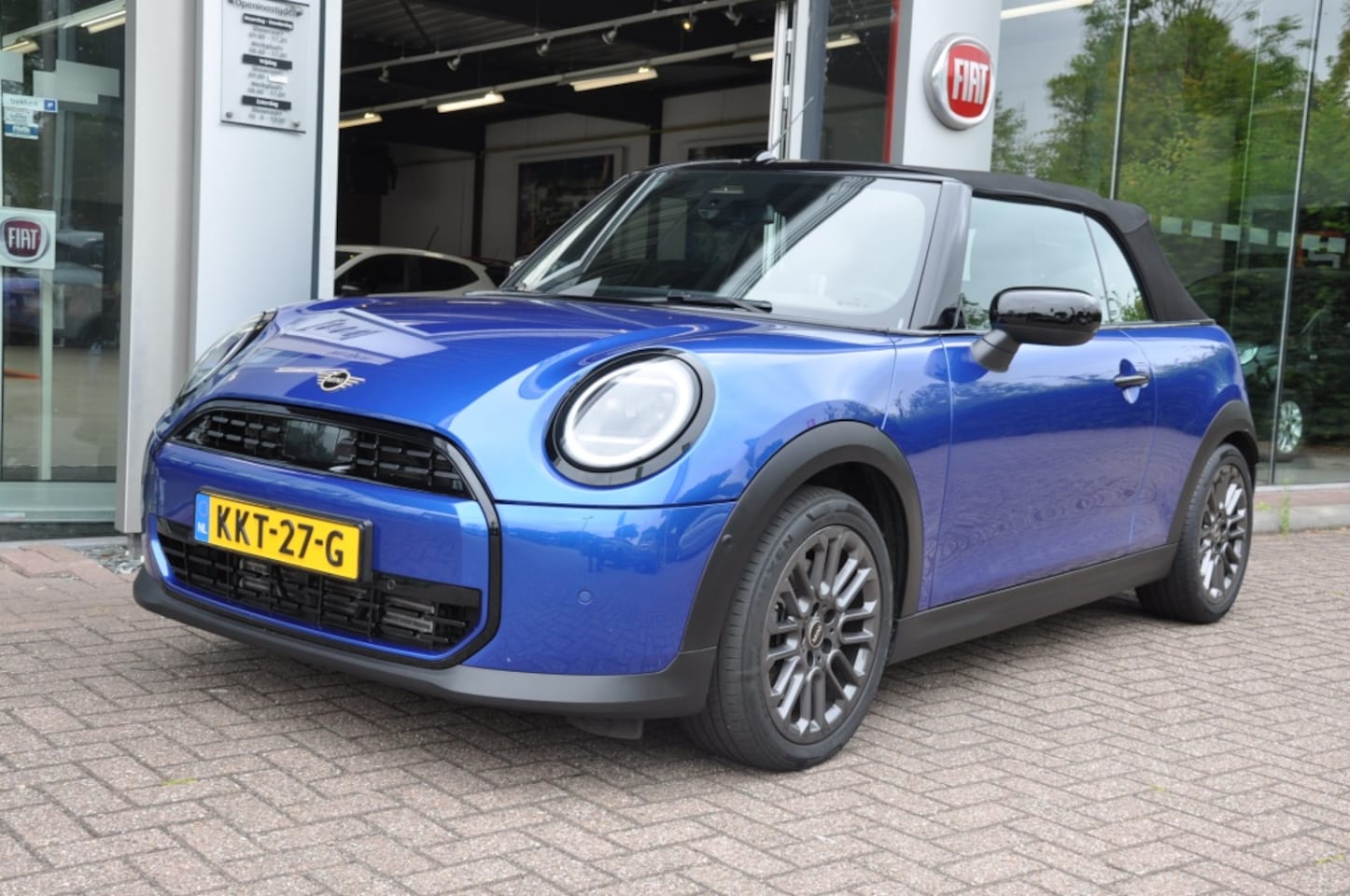 MINI Cabrio - 2.0 Cooper C Favoured S Head UP - AutoWereld.nl