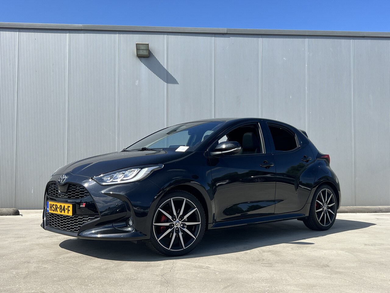 Toyota Yaris - 1.5 Hybrid 130 GR SPORT | Sport plus pack | All Weather banden | Panoramadak - AutoWereld.nl