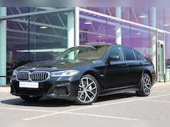 BMW 5-serie - 530e xDrive Automaat / Schuif-kanteldak / Comfortstoelen / Parking Assistant Plus / Head-U