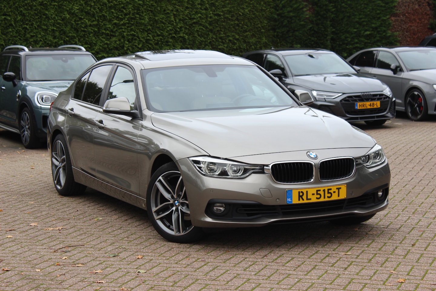 BMW 3-serie - 320i Corporate Lease High Executive / Trekhaak / Schuifdak / Leder / Navigatie / Parkeerhu - AutoWereld.nl