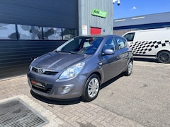 Hyundai i20 - 1.4i Dynamic Dealer ondh|Airco|Uniek