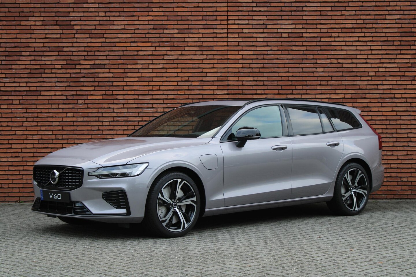 Volvo V60 - T6 Plug-in hybrid AWD Plus Dark | DEMO DEAL | Panoramisch dak met Schuif-/Kantel functie | - AutoWereld.nl