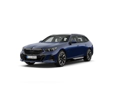 BMW 5-serie Touring - 550e xDrive M Sport Pro | Travel Pack | Innovation Pack | Trekhaak | Panoramadak | Driving