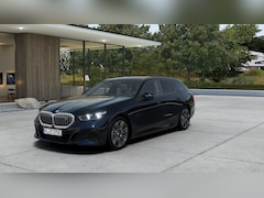 BMW i5 Touring - eDrive40 M Sport / Panoramadak / Achteruitrijcamera / Adaptieve LED / Comfort Access / Sto