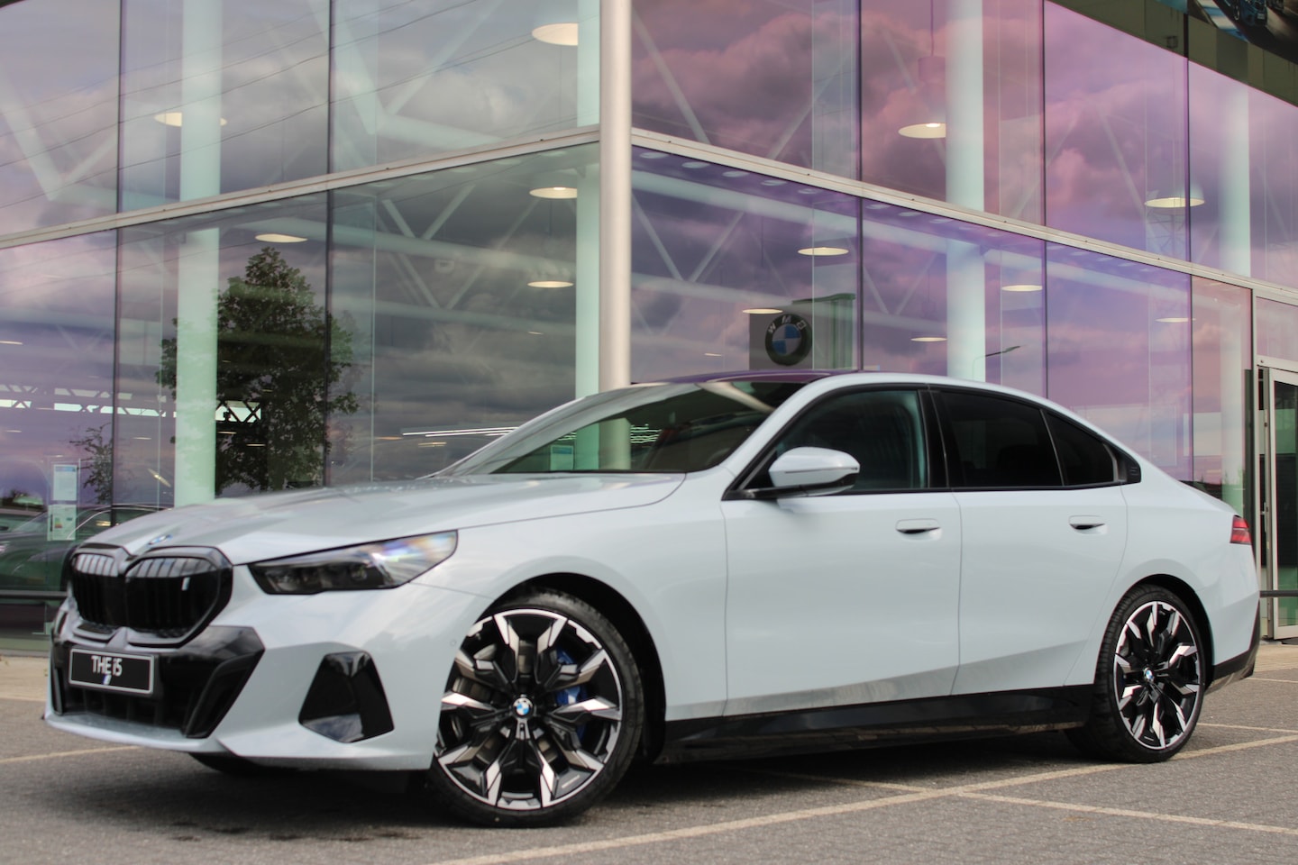 BMW i5 - eDrive40 M Sport / Panoramadak / Trekhaak / Comfortstoelen / Bowers & Wilkins / Parking As - AutoWereld.nl