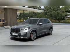 BMW X1 - xDrive23i M Sport Automaat / Panoramadak / Trekhaak / Sportstoelen / Comfort Access / Park