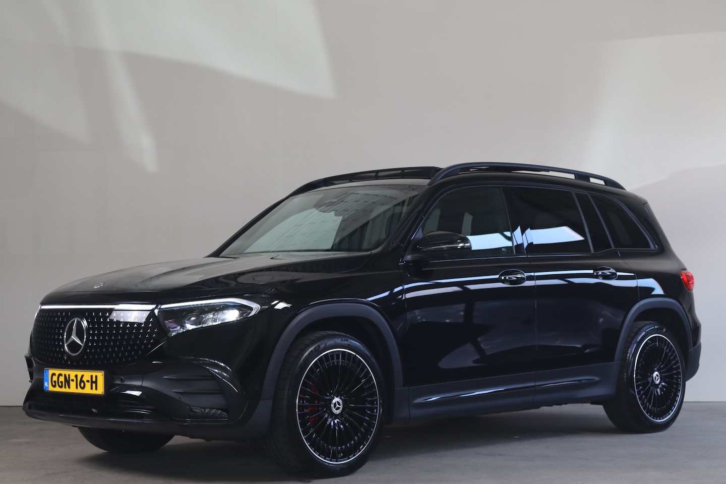 Mercedes-Benz EQB - 350 4MATIC AMG Line 67 kWh - NL- Auto!!! SOH 100% AMG Premium I Stuur+stoelverw I Burmeste - AutoWereld.nl