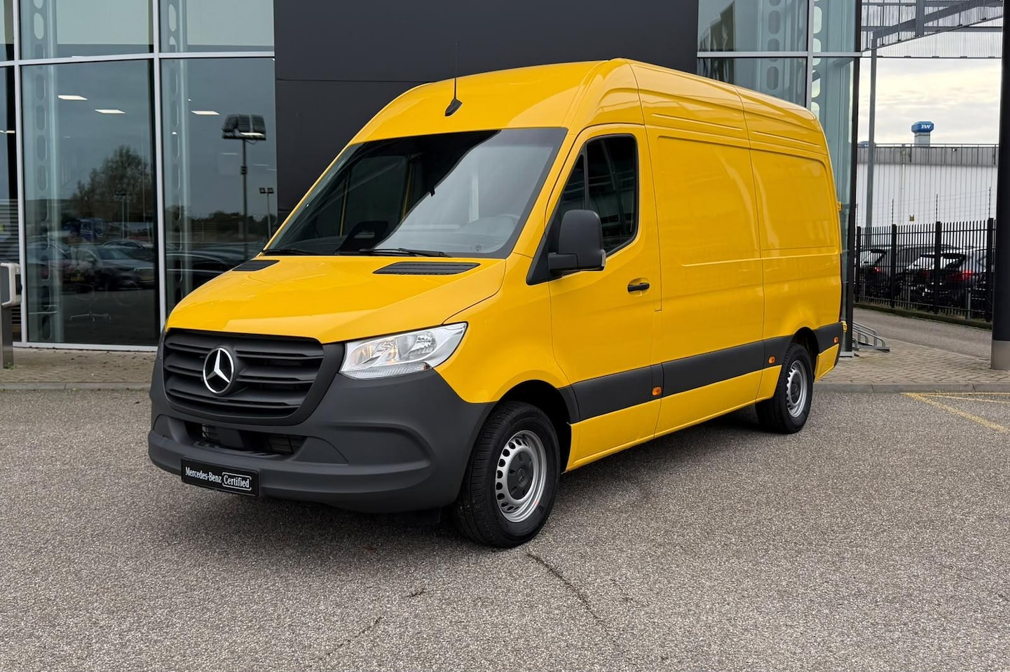Mercedes-Benz Sprinter - 315 Diesel L2 Automaat Pro | DHL Uitvoering | Pakketbezorging | Airco | Camera | Zijwindas - AutoWereld.nl