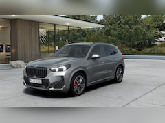 BMW X1 - xDrive25e M Sport Automaat / Panoramadak / Sportstoelen / Achteruitrijcamera / M Adaptief