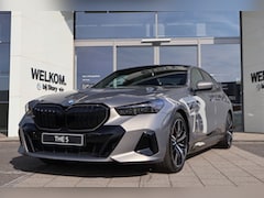 BMW 5-serie - 530e M Sport Automaat / Panoramadak / Trekhaak / Achteruitrijcamera / Adaptieve LED / M Sp