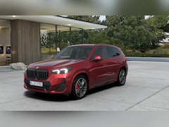 BMW X1 - xDrive25e M Sport Automaat / Panoramadak / Trekhaak / Sportstoelen / Adaptieve LED / M Ada