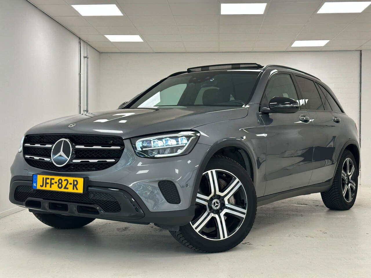 Mercedes-Benz GLC-klasse - 300e 4MATIC Luxury | Luchtvering | Trekhaak | Panoramadak | Distronic | - AutoWereld.nl