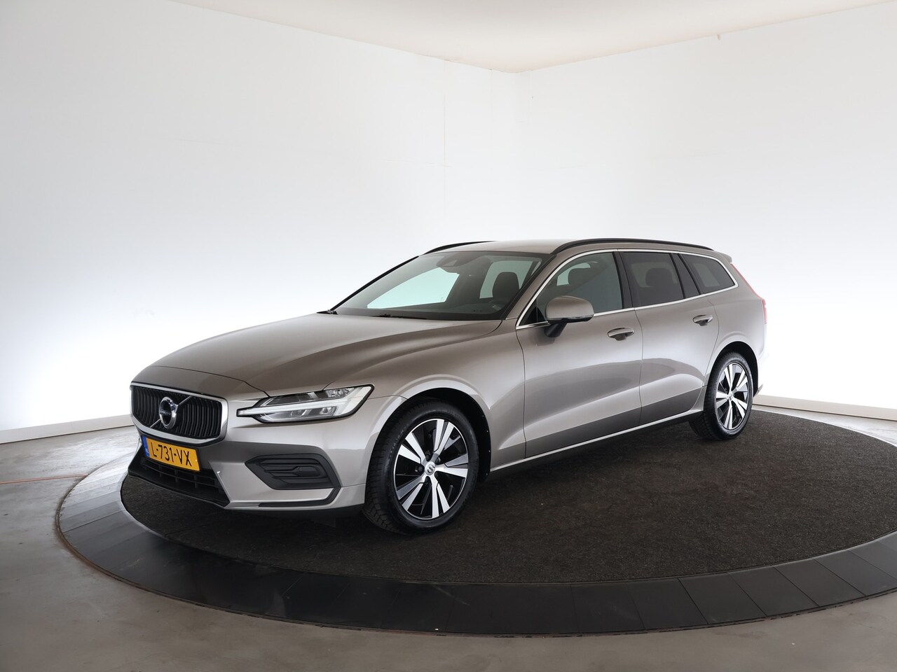 Volvo V60 - 2.0 B3 Momentum Business | Getint Glas | ACC | 12 maanden BOVAG | - AutoWereld.nl