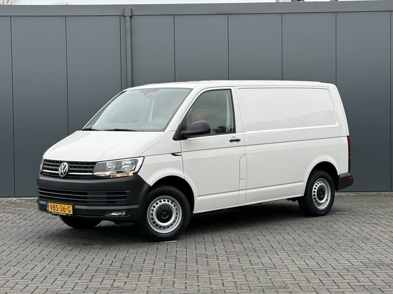 Volkswagen Transporter - 2.0 TDI 102 PK / L1H1 / 1e EIG. / ACHTERKLEP / AIRCO / CRUISE / CAMERA / VERWARMDE VOORRUI - AutoWereld.nl