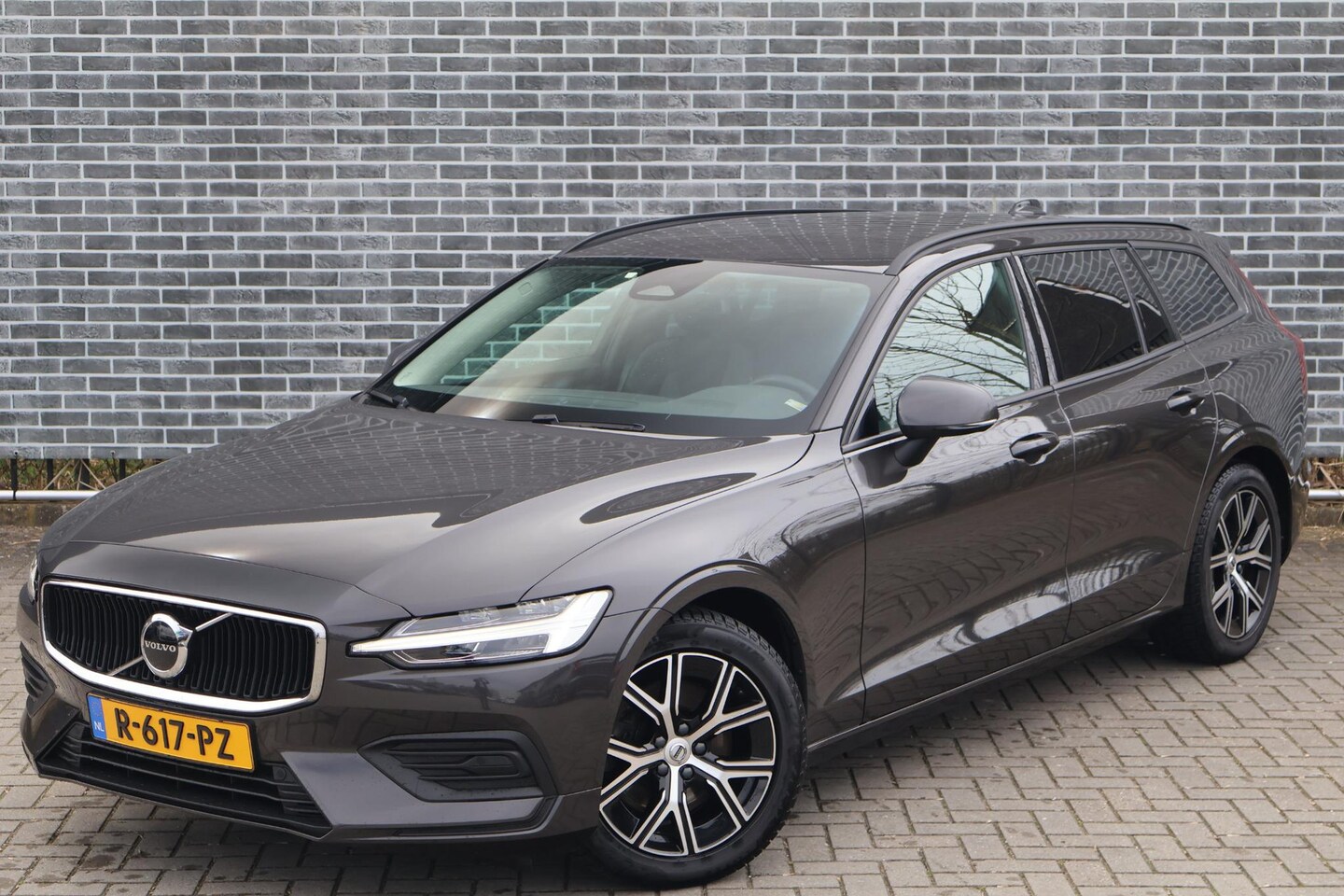 Volvo V60 - 2.0 B3 Essential | Trekhaak | Navigatie | Apple Carplay | Android Auto | Achteruitrijcamer - AutoWereld.nl