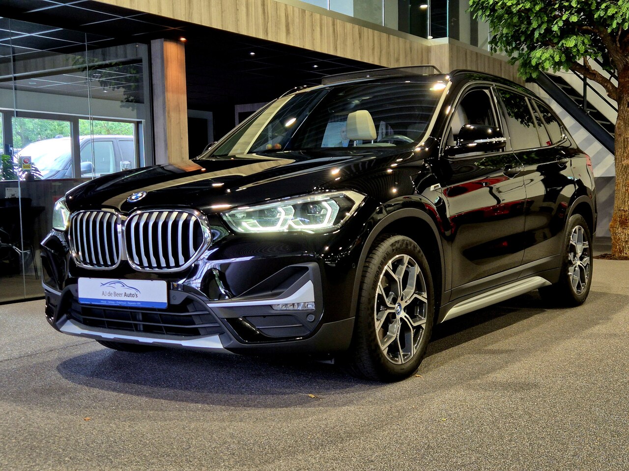 BMW X1 - xDrive25e High Executive X-Line | Panorama | Beige leder | Camera | Stoelverw. | Carplay - AutoWereld.nl